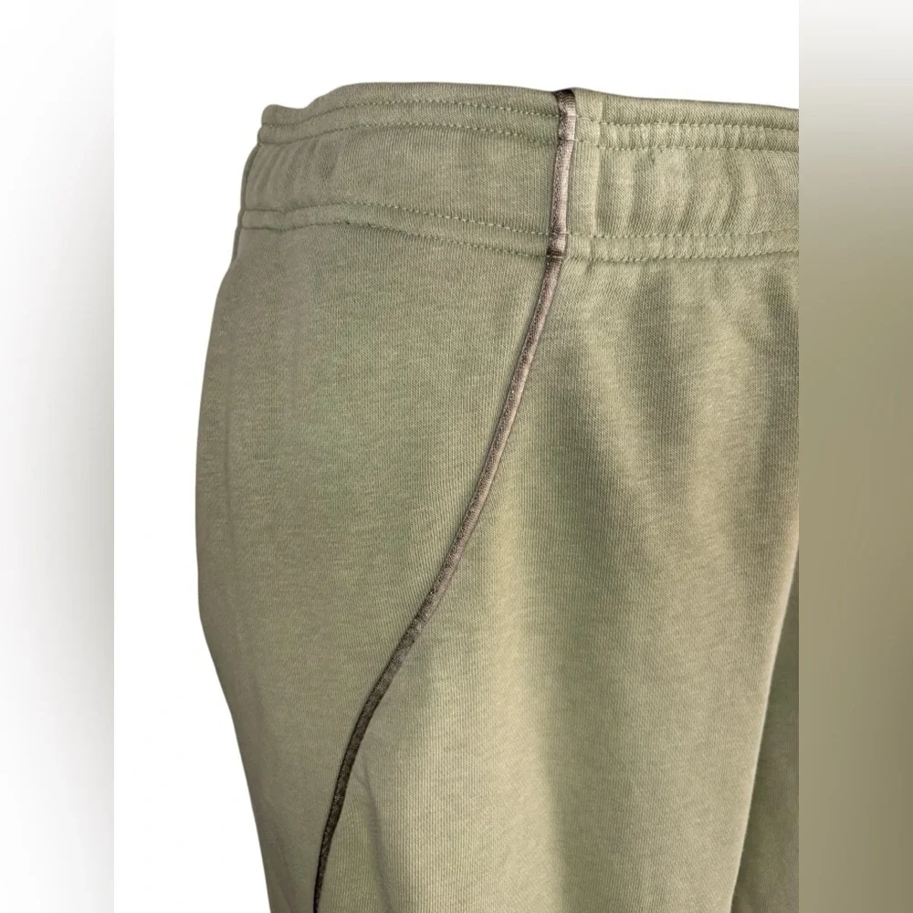 Nike Air Women's Mid-Rise Fleece Joggers size M green preloved no flaws.